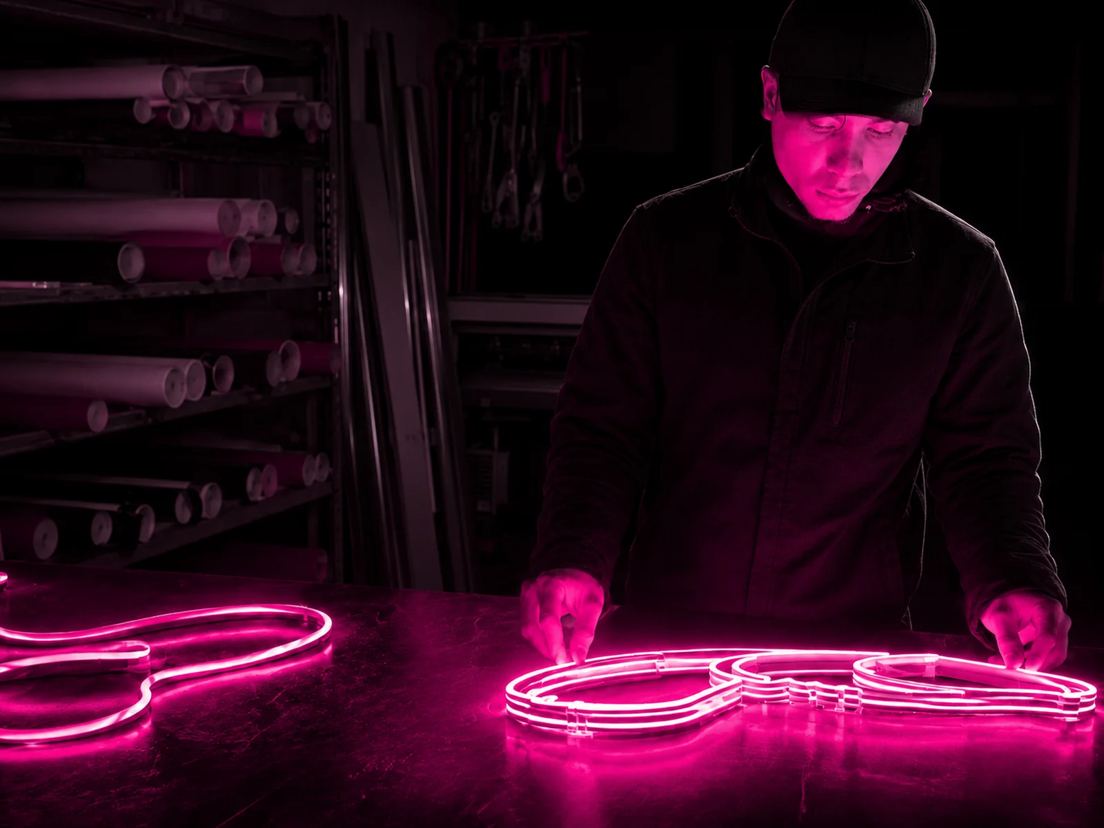 Fabricación de un letrero de neón magenta en el taller de Trama Publicidad en Talca